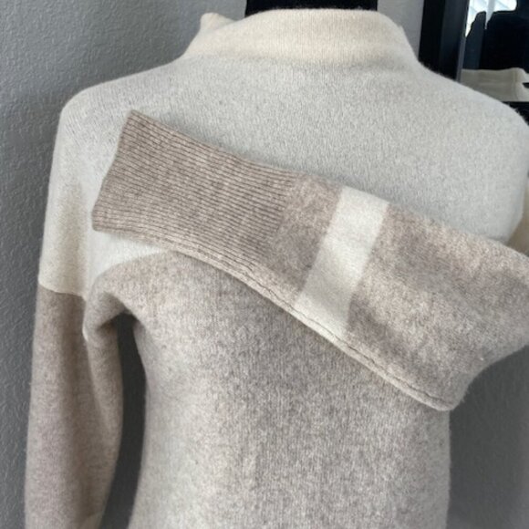 TAHARI Ivory Cream Tan Cashmere Funnel Neck Pullover Sweater Medium - Picture 8 of 12